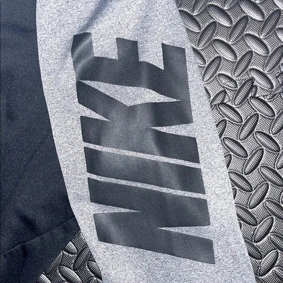 Nike Dri-FIT Hoodie Women’s Medium (Fits Small Men’s) - Picture 4 of 5